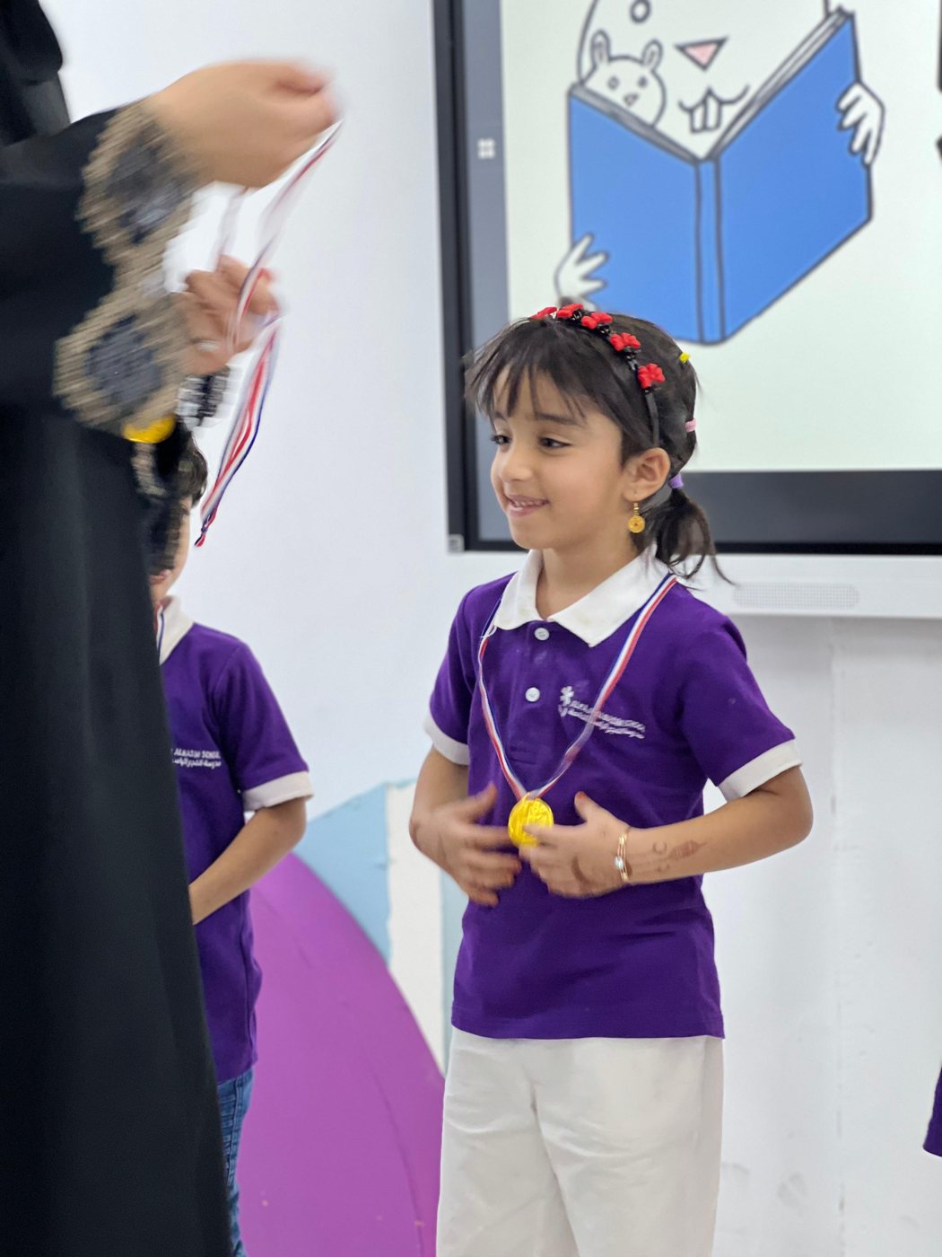 تكريم طالبة بميدالية أمام زملائها