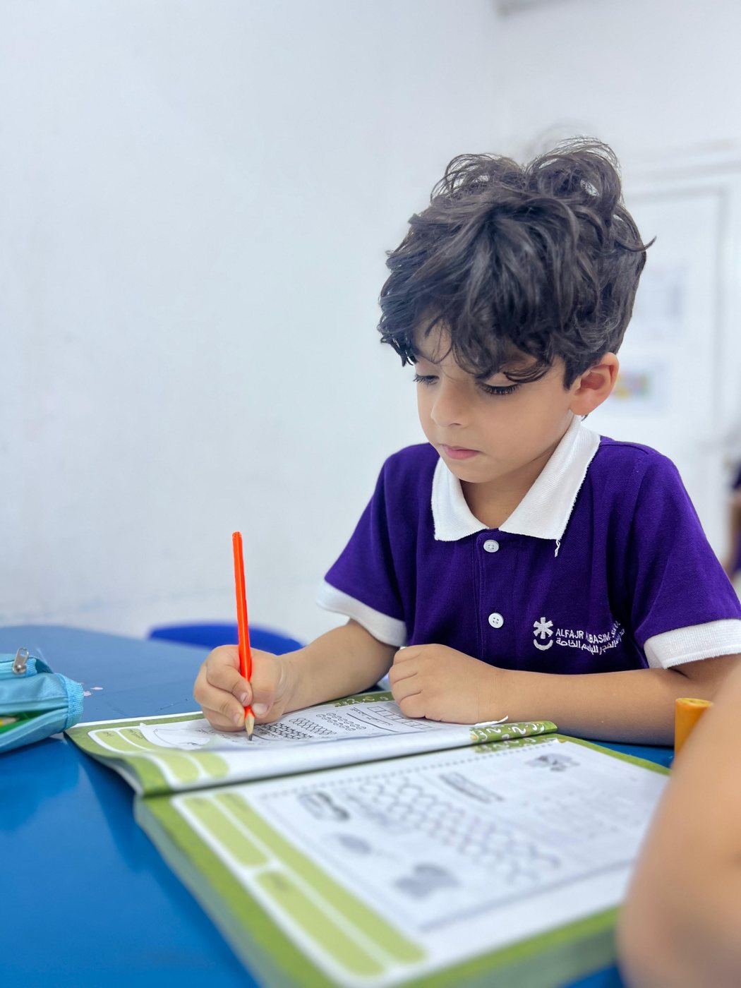 طالب يحلّ تمارينه داخل الفصل